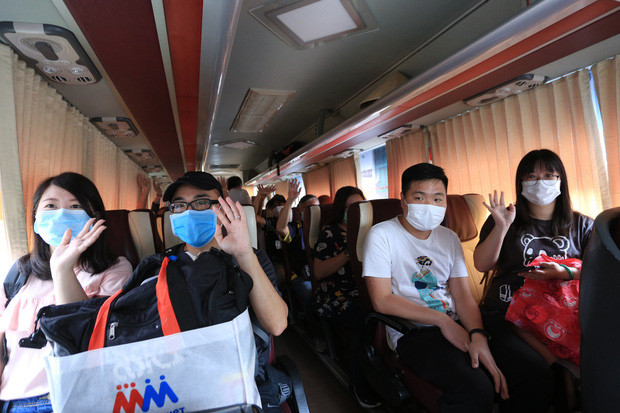 Du khách nước ngoài vui mừng rời khu cách ly ở Đà Nẵng: Cảm ơn các bạn, chúng tôi sẽ quay lại vào một ngày thuận lợi hơn - Ảnh 11.