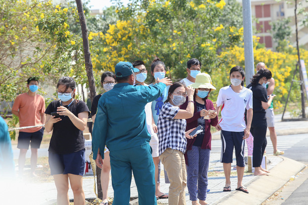 Người dân ném hàng hoá vào khu cách ly KTX ĐH Quốc Gia bất chấp có thông báo ngưng nhận đồ tiếp tế - Ảnh 11.