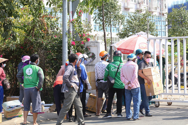 Người dân ném hàng hoá vào khu cách ly KTX ĐH Quốc Gia bất chấp có thông báo ngưng nhận đồ tiếp tế - Ảnh 4.