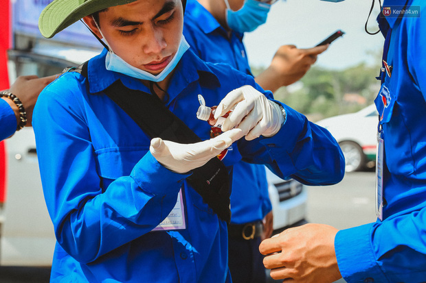 Người cách ly ở KTX âm thầm mua sữa tặng các anh dân quân tự vệ để cảm ơn vì ngày đêm chuyển hàng viện trợ - Ảnh 12.