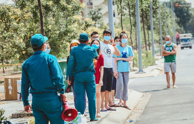 Người cách ly ở KTX âm thầm mua sữa tặng các anh dân quân tự vệ để cảm ơn vì ngày đêm chuyển hàng viện trợ - Ảnh 9.