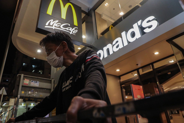 Chúng tôi còn biết đi đâu? - người vô gia cư Hong Kong mất nơi trú ẩn cuối cùng khi loạt cửa hàng McDonalds đóng cửa phòng dịch Covid-19 - Ảnh 1.