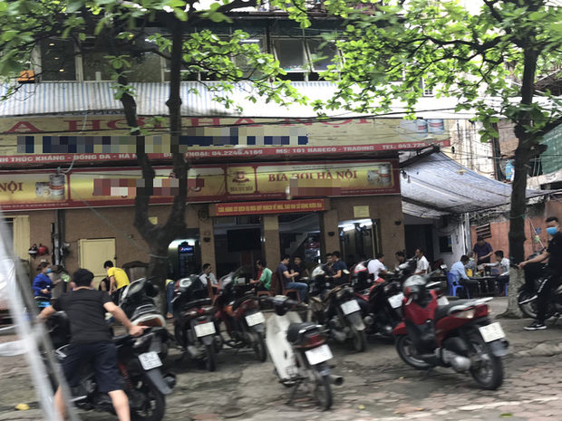 Hà Nội: Hàng loạt quán cafe, quán nhậu vẫn tấp nập mở cửa đón khách bất chấp lệnh đóng cửa để phòng chống COVID-19 - Ảnh 1.