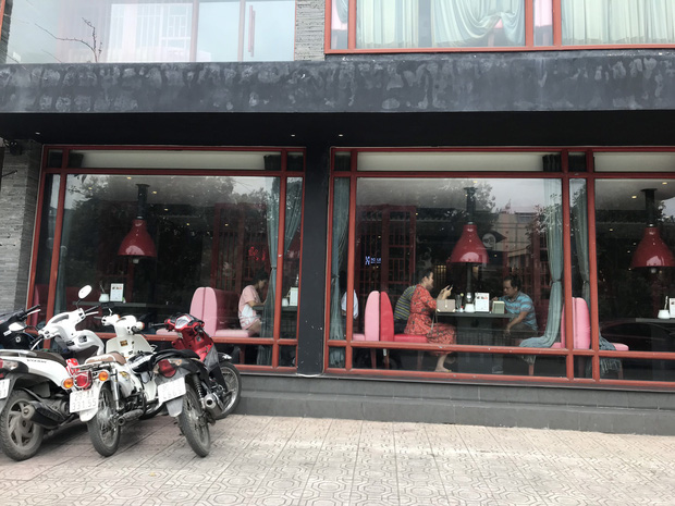 Hà Nội: Hàng loạt quán cafe, quán nhậu vẫn tấp nập mở cửa đón khách bất chấp lệnh đóng cửa để phòng chống COVID-19 - Ảnh 11.