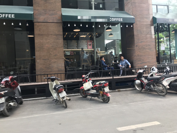 Hà Nội: Hàng loạt quán cafe, quán nhậu vẫn tấp nập mở cửa đón khách bất chấp lệnh đóng cửa để phòng chống COVID-19 - Ảnh 12.