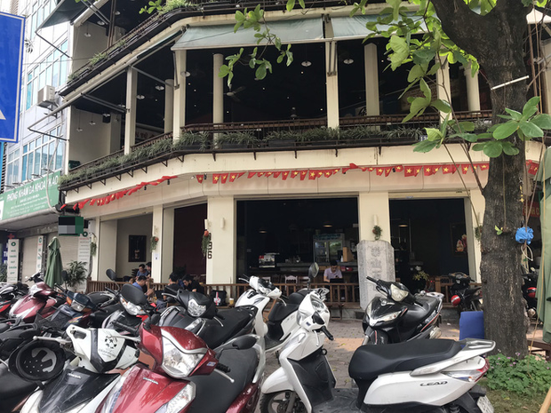 Hà Nội: Hàng loạt quán cafe, quán nhậu vẫn tấp nập mở cửa đón khách bất chấp lệnh đóng cửa để phòng chống COVID-19 - Ảnh 7.
