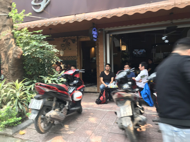 Hà Nội: Hàng loạt quán cafe, quán nhậu vẫn tấp nập mở cửa đón khách bất chấp lệnh đóng cửa để phòng chống COVID-19 - Ảnh 10.