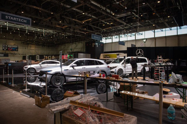 Khung cảnh tan hoang của Geneva Motor Show 2020: Tất cả đắp chiếu chờ tháo dỡ - Ảnh 2.