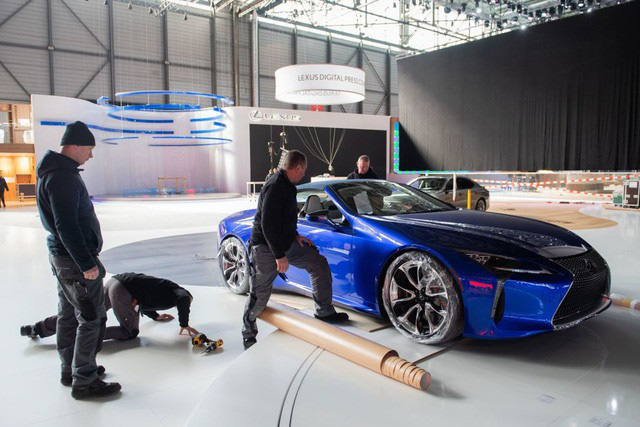 Khung cảnh tan hoang của Geneva Motor Show 2020: Tất cả đắp chiếu chờ tháo dỡ - Ảnh 19.