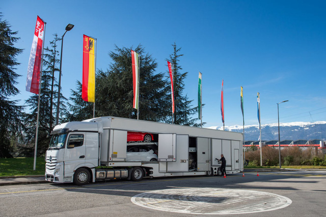 Khung cảnh tan hoang của Geneva Motor Show 2020: Tất cả đắp chiếu chờ tháo dỡ - Ảnh 22.