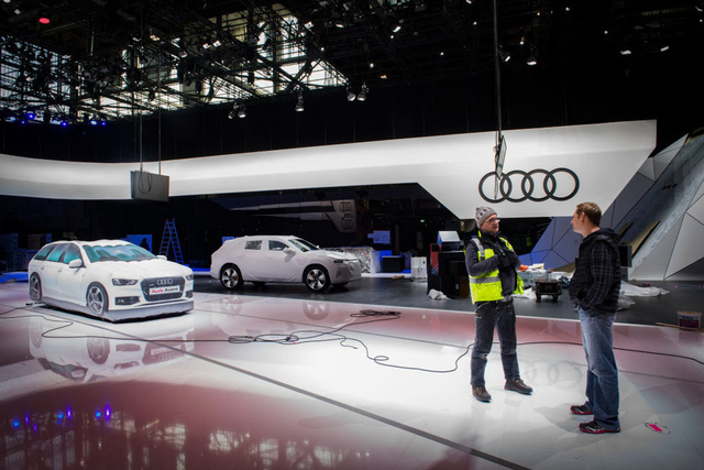 Khung cảnh tan hoang của Geneva Motor Show 2020: Tất cả đắp chiếu chờ tháo dỡ - Ảnh 6.