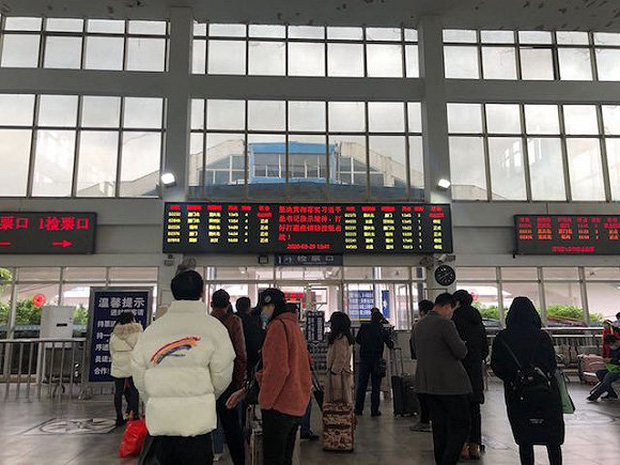 Chuyến tàu quay lại Vũ Hán sau những ngày dịch bệnh: Thông hành bằng mã QR, hành khách còn mặc cả áo mưa và kính bảo hộ - Ảnh 1.