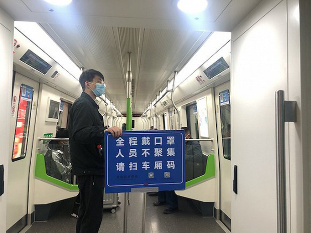 Chuyến tàu quay lại Vũ Hán sau những ngày dịch bệnh: Thông hành bằng mã QR, hành khách còn mặc cả áo mưa và kính bảo hộ - Ảnh 10.