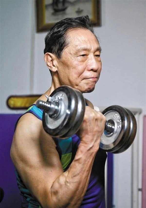 Nhà dịch tễ học hàng đầu Trung Quốc - Chung Nam Sơn 83 tuổi, từng mắc rất nhiều bệnh, nhưng hiện tại ông rất khỏe mạnh vì nhờ làm việc này đều đặn mỗi ngày - Ảnh 2.