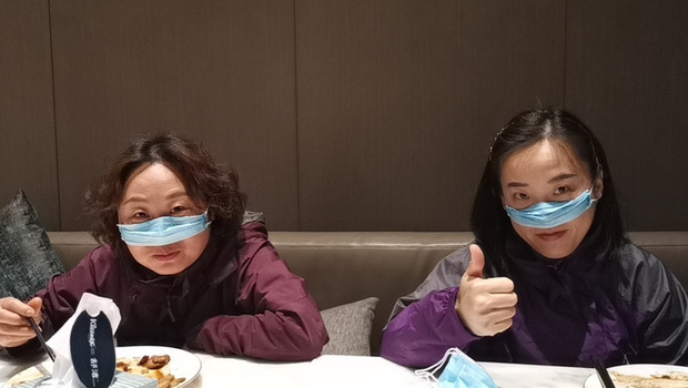 Khẩu trang bảo vệ mũi ngay cả khi ăn uống: Vũ khí thượng thừa của các y bác sĩ Vũ Hán để chiến đấu với dịch virus corona - Ảnh 7.