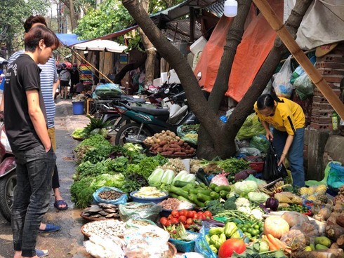 Tiểu thương bại trận, ế ẩm, mong có khách để bán rẻ còn về - Ảnh 7.