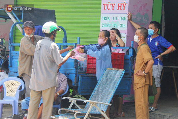 Những người nghèo không cô đơn trong ngày đầu cách ly toàn xã hội: Nơi phát cơm miễn phí, chỗ tặng quà giúp đỡ bà con - Ảnh 15.