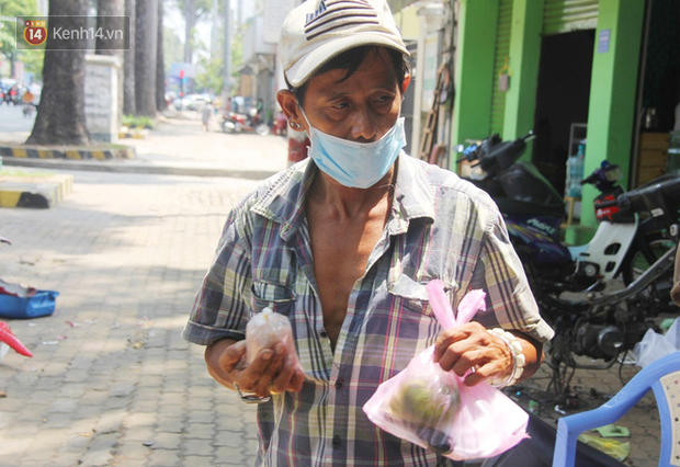 Những người nghèo không cô đơn trong ngày đầu cách ly toàn xã hội: Nơi phát cơm miễn phí, chỗ tặng quà giúp đỡ bà con - Ảnh 16.