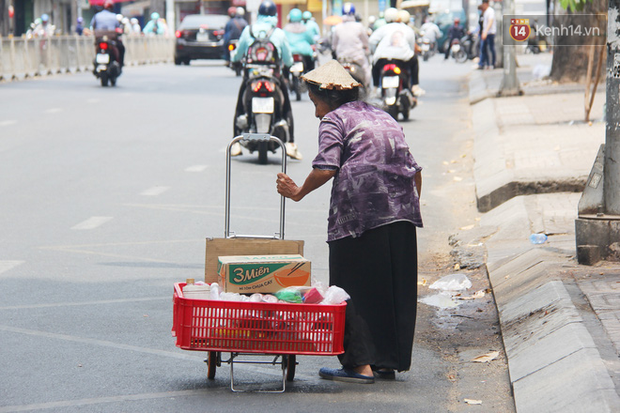 Những người nghèo không cô đơn trong ngày đầu cách ly toàn xã hội: Nơi phát cơm miễn phí, chỗ tặng quà giúp đỡ bà con - Ảnh 17.