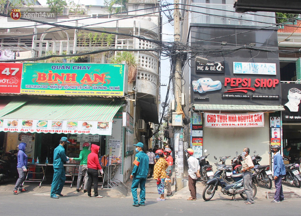 Những người nghèo không cô đơn trong ngày đầu cách ly toàn xã hội: Nơi phát cơm miễn phí, chỗ tặng quà giúp đỡ bà con - Ảnh 3.