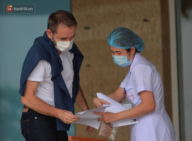 Cựu Đại sứ Pháp nhiễm Covid-19: Chính các y bác sỹ Việt Nam đã hy sinh rất nhiều cho bệnh nhân - Ảnh 2.