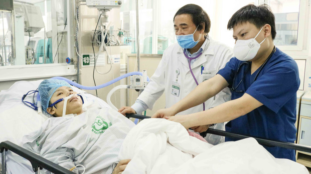 Sản phụ ngưng tim 2 lần được các bác sỹ BV Bạch Mai ép tim ngay trên cáng cấp cứu: Tôi như trở về từ cõi chết - Ảnh 3.
