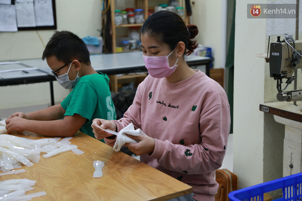 Người Hà Nội chế tạo đai đeo khẩu trang giảm đau tặng các y bác sĩ tuyến đầu chống dịch: Nếu đạt chất lượng thì chúng tôi sẽ làm ra nhiều hơn nữa - Ảnh 11.