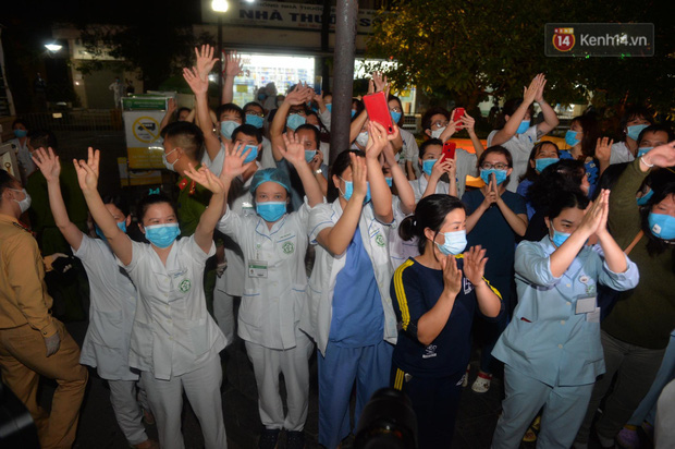 0h ngày 12/4, Bệnh viện Bạch Mai chính thức được dỡ bỏ lệnh phong toả: Hàng trăm y bác sĩ bật khóc vì được về với gia đình - Ảnh 5.