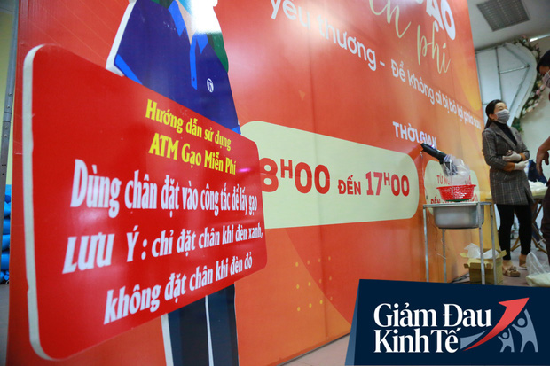 Ảnh: Cây ATM nhả gạo miễn phí thứ 2 xuất hiện ở Hà Nội, người lao động nghèo phấn khởi đội mưa rét đến nhận - Ảnh 2.