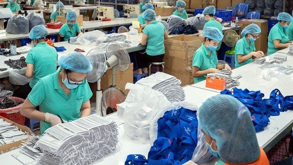 Doanh nghiệp dệt may nhận được đơn hàng dài hạn về khẩu trang - Ảnh 1.