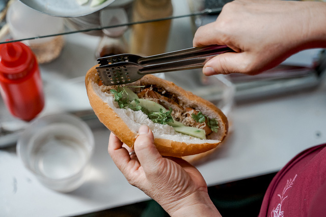 Bánh mì Việt Nam, hành trình từ ổ bánh “thượng lưu” cho đến món ăn đường phố làm kinh ngạc cả thế giới - Ảnh 4.