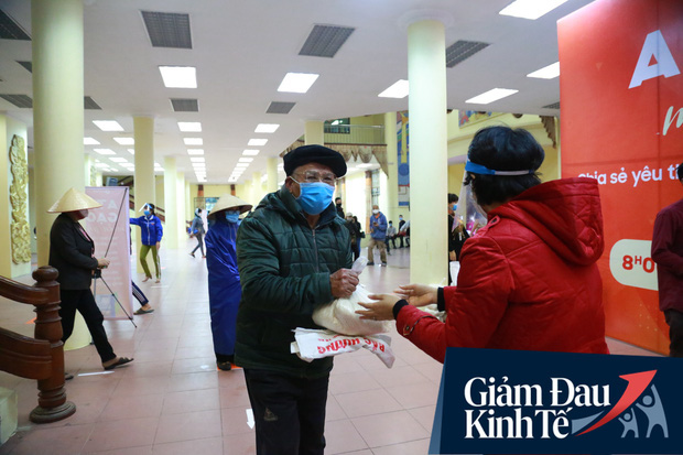 Ảnh: Cây ATM nhả gạo miễn phí thứ 2 xuất hiện ở Hà Nội, người lao động nghèo phấn khởi đội mưa rét đến nhận - Ảnh 8.