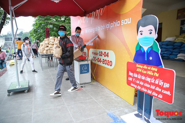 Máy ATM nhả gạo ở Nghĩa Tân (Hà Nội) hoạt động trở lại, tăng cường an ninh hỗ trợ tối đa người dân đến nhận gạo miễn phí - Ảnh 1.