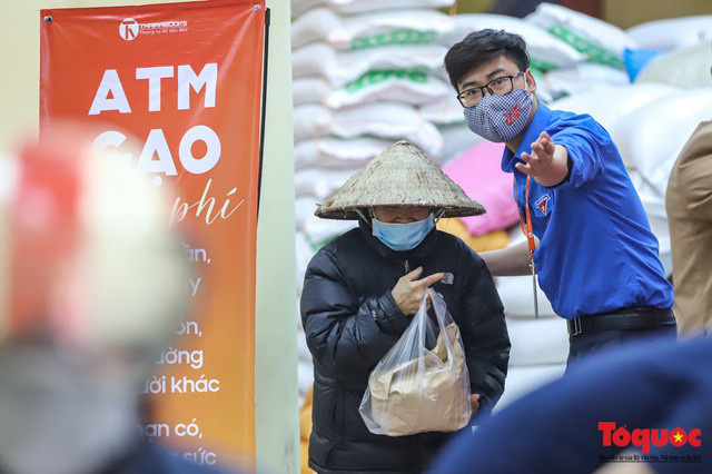 Máy ATM nhả gạo ở Nghĩa Tân (Hà Nội) hoạt động trở lại, tăng cường an ninh hỗ trợ tối đa người dân đến nhận gạo miễn phí - Ảnh 15.