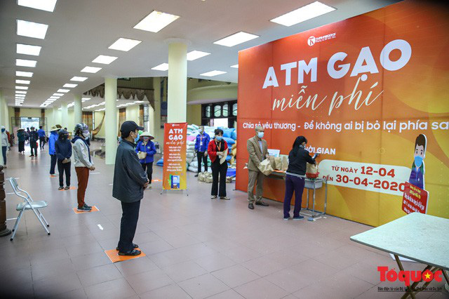Máy ATM nhả gạo ở Nghĩa Tân (Hà Nội) hoạt động trở lại, tăng cường an ninh hỗ trợ tối đa người dân đến nhận gạo miễn phí - Ảnh 18.