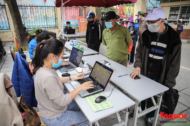 Máy ATM nhả gạo ở Nghĩa Tân (Hà Nội) hoạt động trở lại, tăng cường an ninh hỗ trợ tối đa người dân đến nhận gạo miễn phí - Ảnh 6.