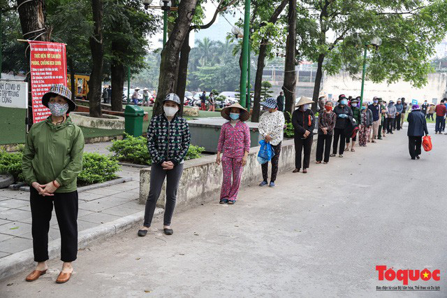 Máy ATM nhả gạo ở Nghĩa Tân (Hà Nội) hoạt động trở lại, tăng cường an ninh hỗ trợ tối đa người dân đến nhận gạo miễn phí - Ảnh 10.