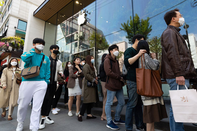 Cà phê mở cửa, Apple Store đón người xếp hàng trở lại ở Seoul - Ảnh 3.