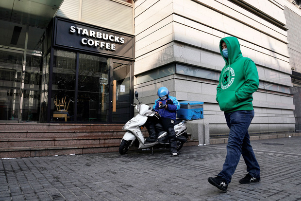 Starbucks đã có kế hoạch để tái mở cửa sau cả tháng phong tỏa vì Covid-19, và đây là những gì họ định làm - Ảnh 1.