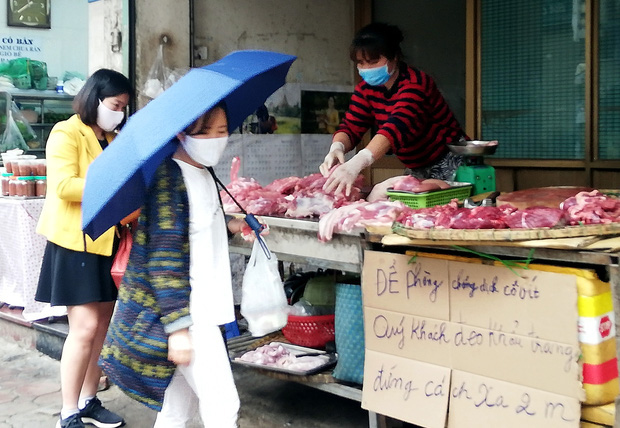 Đủ cách sáng tạo ở chợ mùa Covid-19: Người bán lập hàng rào nilon, đeo micro khi nói chuyện với khách - Ảnh 6.