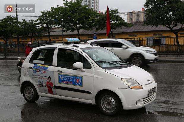 Tài xế xe ôm, taxi trong ngày đầu nới lỏng giãn cách xã hội tại Hà Nội: Hào hứng đi làm lại nhưng chờ từ sáng đến trưa chẳng có khách nào - Ảnh 13.