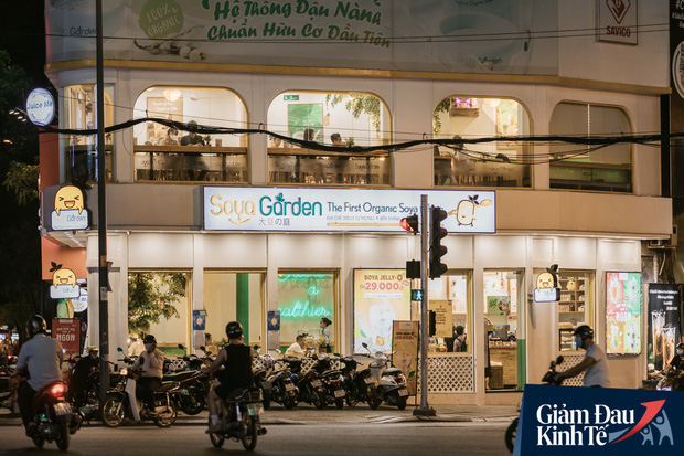 Một loạt quán xá Sài Gòn đã mở cửa trở lại sau chuỗi ngày dài cách ly: Nơi thì tấp nập khách, chỗ vẫn vắng hoe như cũ - Ảnh 2.