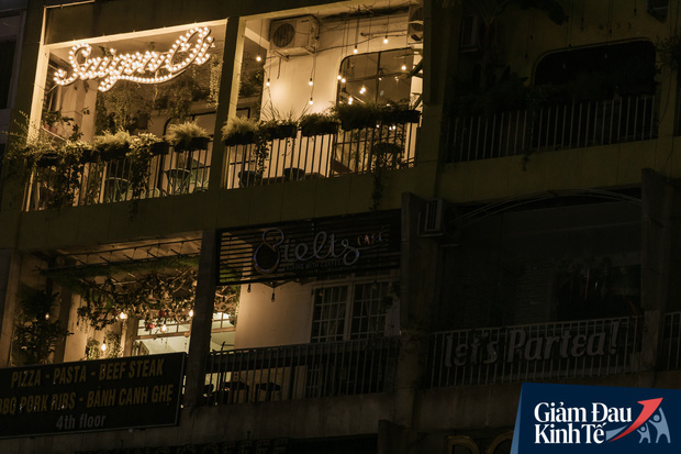 Một loạt quán xá Sài Gòn đã mở cửa trở lại sau chuỗi ngày dài cách ly: Nơi thì tấp nập khách, chỗ vẫn vắng hoe như cũ - Ảnh 14.