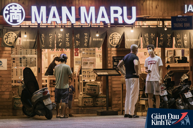 Một loạt quán xá Sài Gòn đã mở cửa trở lại sau chuỗi ngày dài cách ly: Nơi thì tấp nập khách, chỗ vẫn vắng hoe như cũ - Ảnh 6.