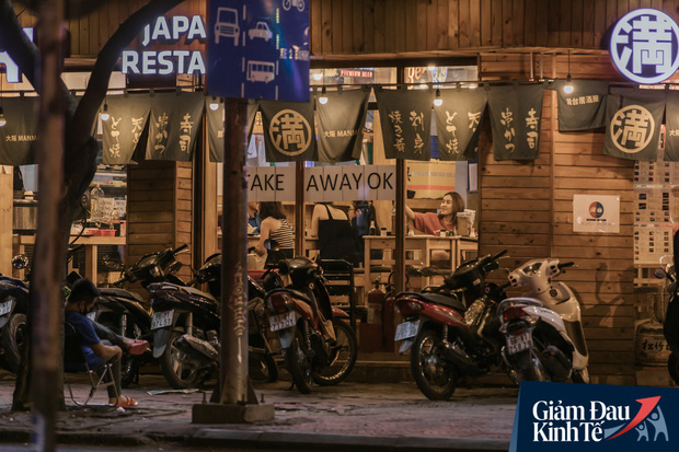 Một loạt quán xá Sài Gòn đã mở cửa trở lại sau chuỗi ngày dài cách ly: Nơi thì tấp nập khách, chỗ vẫn vắng hoe như cũ - Ảnh 7.