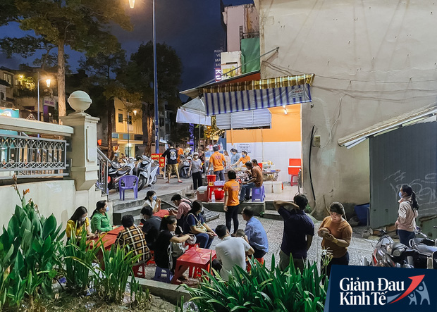 Một loạt quán xá Sài Gòn đã mở cửa trở lại sau chuỗi ngày dài cách ly: Nơi thì tấp nập khách, chỗ vẫn vắng hoe như cũ - Ảnh 10.