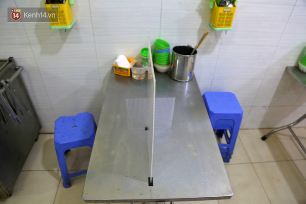 Quán cơm tại Hà Nội lắp kính chắn giọt bắn chống dịch COVID-19 để đón khách: “Hành động đơn giản mà thiết thực” - Ảnh 5.