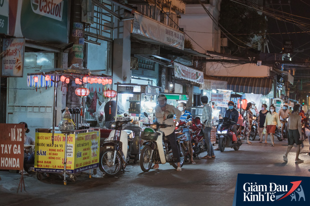 Hàng quán tại khu chợ bình dân nức tiếng nhất Sài Gòn hậu cách ly xã hội: Cảnh tấp nập đã trở lại, người bán và mua vẫn “đề phòng là trên hết” - Ảnh 4.