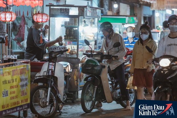 Hàng quán tại khu chợ bình dân nức tiếng nhất Sài Gòn hậu cách ly xã hội: Cảnh tấp nập đã trở lại, người bán và mua vẫn “đề phòng là trên hết” - Ảnh 6.