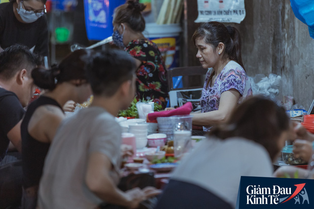 Hàng quán tại khu chợ bình dân nức tiếng nhất Sài Gòn hậu cách ly xã hội: Cảnh tấp nập đã trở lại, người bán và mua vẫn “đề phòng là trên hết” - Ảnh 11.